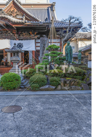 善光寺七福神めぐり かるかや山西光寺 本堂、刈萱道心と石堂丸像 善光寺七福神めぐり かるかや山西光寺 本堂、刈萱道心と石堂丸像 119976106