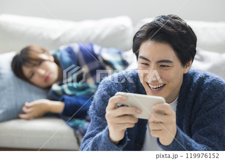冬のリビングの女性　体調不良　　 119976152