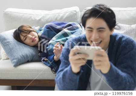 冬のリビングの女性　体調不良　　 119976156