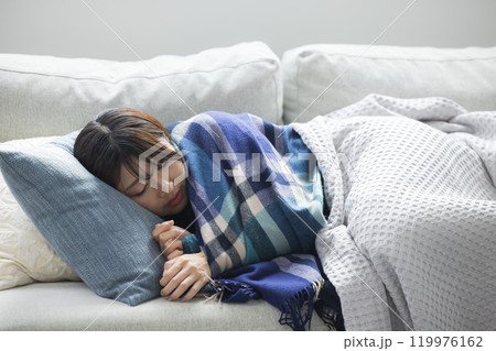 冬のリビングの女性　体調不良　　 119976162