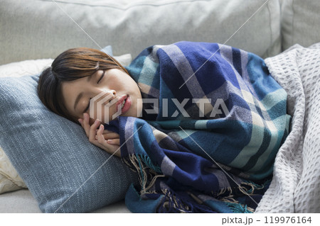 冬のリビングの女性　体調不良　　 119976164