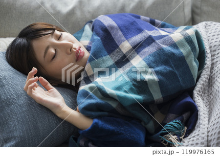 冬のリビングの女性　体調不良　　 119976165