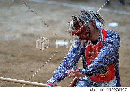 建部まつり 鬼装束の棒遣い 七社八幡宮の境内にて 建部まつり 鬼装束の棒遣い 七社八幡宮の境内にて 119976167