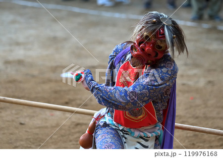 建部まつり　鬼装束の棒遣い　七社八幡宮の境内にて 119976168