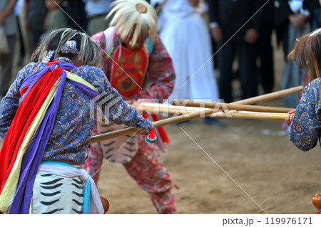 建部まつり　鬼装束の棒遣い　七社八幡宮の境内にて 119976171