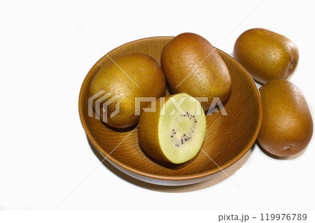 茶色い器に盛られた新鮮なキウイフルーツ 119976789