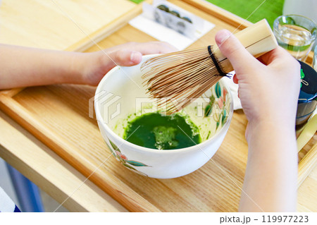 抹茶を点てる子供（7歳児／男の子） 119977223