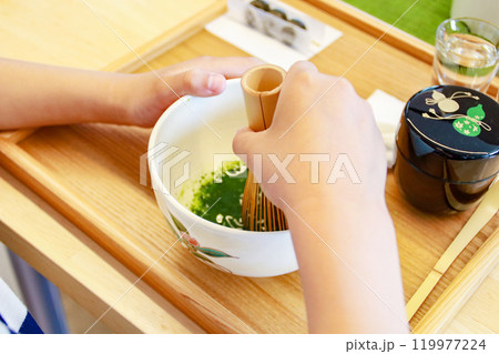 抹茶を点てる子供（7歳児／男の子） 119977224