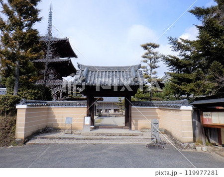 奈良県斑鳩町にある法輪寺の山門 119977281