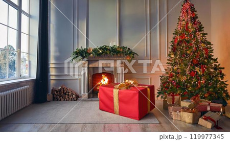 クリスマスの装飾がされた暖炉のある部屋に置かれた大きなクリスマス・プレゼント  クリスマスのイメージ 119977345