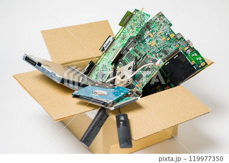 廃棄する電子回路基板　電子機器に使用されている電子基板廃棄のイメージ 119977350