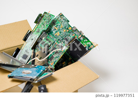 廃棄する電子回路基板　電子機器に使用されている電子基板廃棄のイメージ 119977351