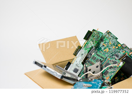 廃棄する電子回路基板　電子機器に使用されている電子基板廃棄のイメージ 119977352