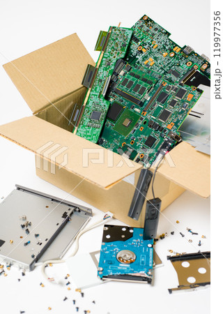 廃棄する電子回路基板　電子機器に使用されている電子基板廃棄のイメージ 119977356