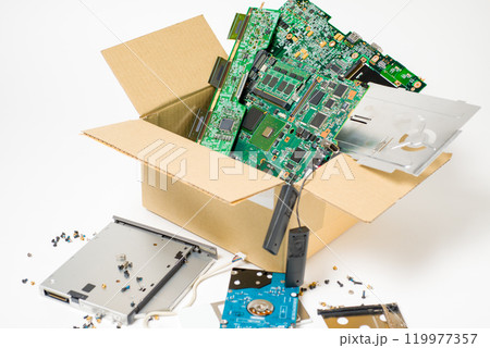 廃棄する電子回路基板　電子機器に使用されている電子基板廃棄のイメージ 119977357