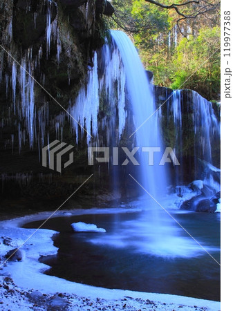 冬の鍋ヶ滝（熊本県小国町・縦構図） 119977388