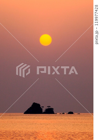 春の日の出と小島(曙イメージ・佐伯市・縦構図) 春の日の出と小島(曙イメージ・佐伯市・縦構図) 119977428