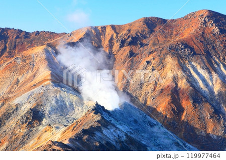 噴煙を上げる硫黄山（大分県九重町） 119977464