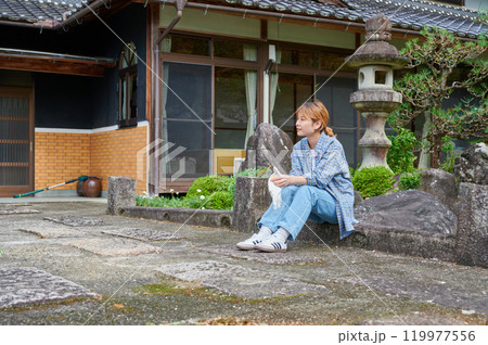 古民家のお庭にする女性　田舎暮らし　 119977556
