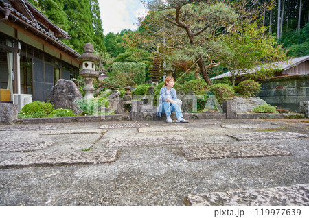 古民家のお庭にする女性　田舎暮らし　 119977639