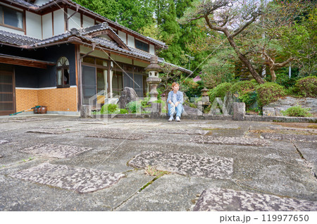 古民家のお庭にする女性　田舎暮らし　 119977650