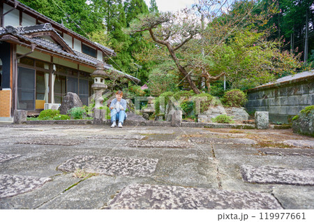 古民家のお庭にする女性 田舎暮らし 古民家のお庭にする女性 田舎暮らし 119977661