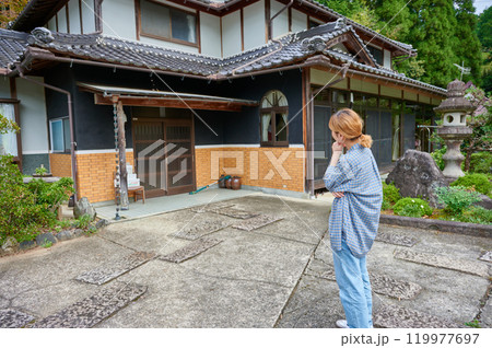 古民家の前で首をかしげる女性 空き家 相続 田舎 古民家の前で首をかしげる女性 空き家 相続 田舎 119977697