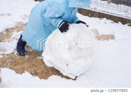 雪を転がす男の子 119977805