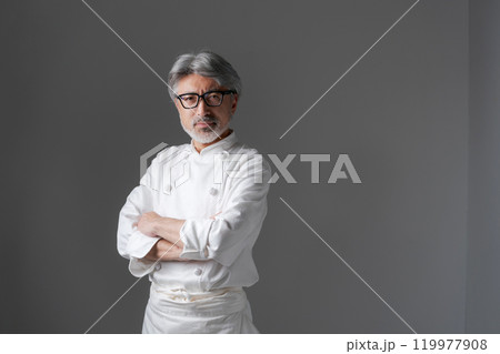 コックコートを着たシニア男性 119977908