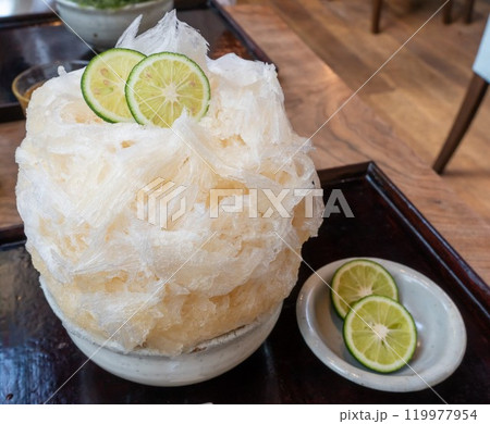 丸いフォルムが可愛い和三盆すだちのかき氷 119977954