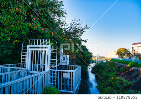 二ヶ領用水と宿河原堰取水口の風景 二ヶ領用水と宿河原堰取水口の風景 119978058