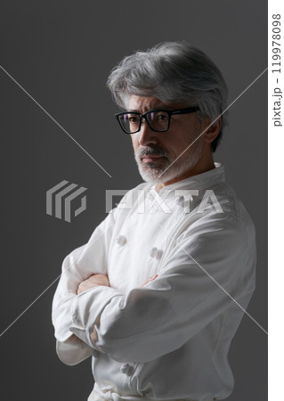 腕組みをするシェフ 119978098