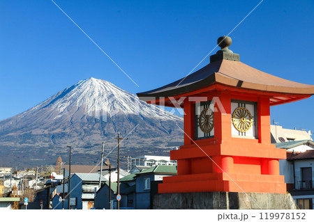 富士宮浅間大社本宮表参道から望む富士山 静岡県富士宮市 富士宮浅間大社本宮表参道から望む富士山 静岡県富士宮市 119978152