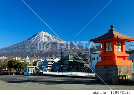 富士宮浅間大社本宮表参道から望む富士山 静岡県富士宮市 富士宮浅間大社本宮表参道から望む富士山 静岡県富士宮市 119978153
