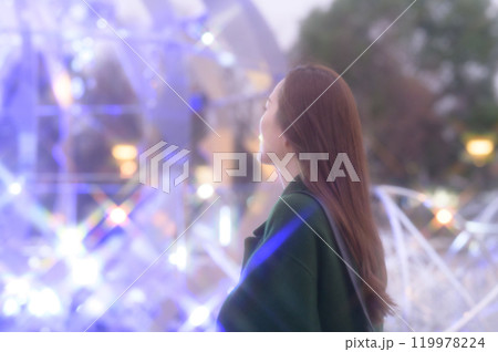 冬のイルミネーションを楽しむ女性　 119978224