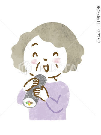 恵方巻きを食べている高齢女性の手描きイラスト 119978246