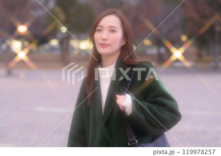 冬のイルミネーションを楽しむ女性 冬のイルミネーションを楽しむ女性 119978257