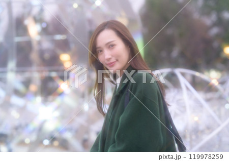 冬のイルミネーションを楽しむ女性　 119978259