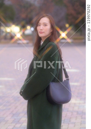 冬のイルミネーションを楽しむ女性　 119978292