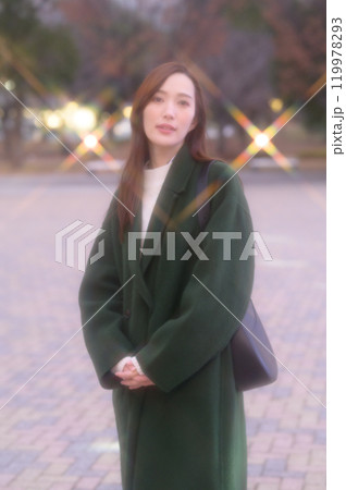 冬のイルミネーションを楽しむ女性　 119978293