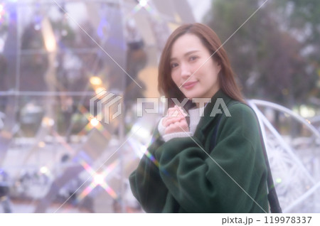 冬のイルミネーションを楽しむ女性 冬のイルミネーションを楽しむ女性 119978337