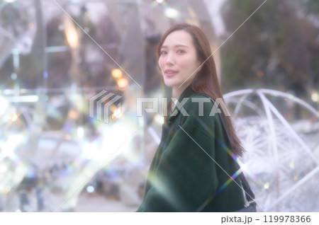 冬のイルミネーションを楽しむ女性　 119978366