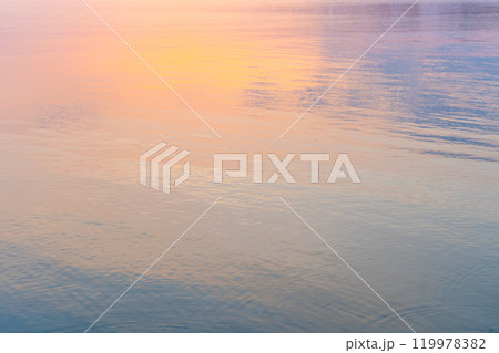 朝日に染まる海のイメージ 朝日に染まる海のイメージ 119978382