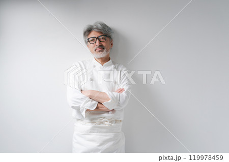 腕組みをする男性シェフ 119978459
