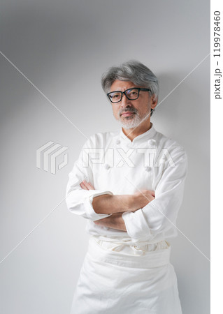 腕組みをする男性シェフ 119978460