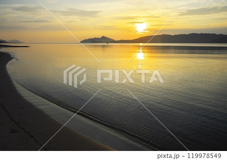 夏の天橋立から朝凪の海に登る日の出と漁船を臨む 夏の天橋立から朝凪の海に登る日の出と漁船を臨む 119978549