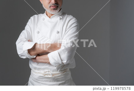腕組みをするシェフのボディパーツ 腕組みをするシェフのボディパーツ 119978578