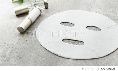 フェイスパックと美容液　シートマスクのイメージ素材 119978936