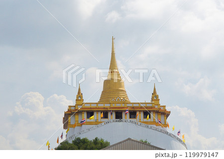 改修工事後のタイ・バンコクの黄金の丘寺院「ワット・サケット(Wat Saket)」 119979147
