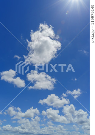 夏の青空と白い雲 119979149